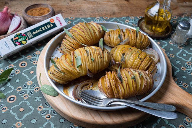 Patate hasselback, la ricetta in versione spicy con salvia e paprika