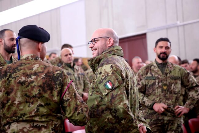 Fontana in visita al contingente militare in Lettonia: “Vi porto l’abbraccio dell’Italia”