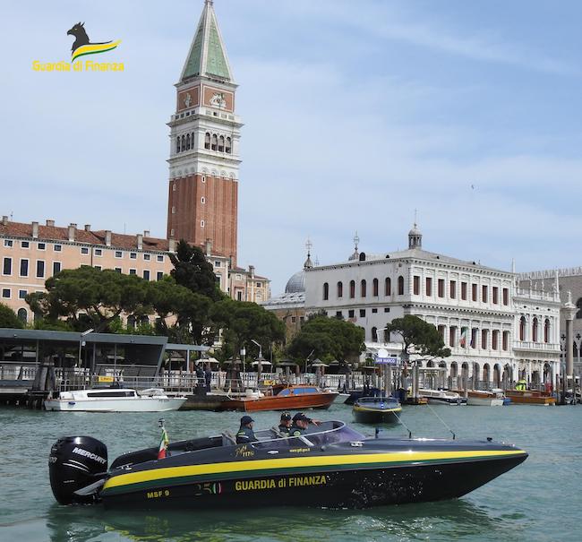 Venezia, soccorso giovane caduto da natante: il racconto