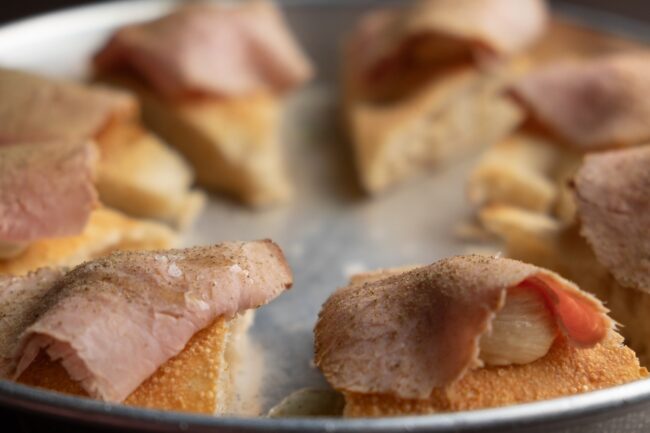 La “Focaccia con vitello tonnato e polvere di capperi” a Striscia la notizia