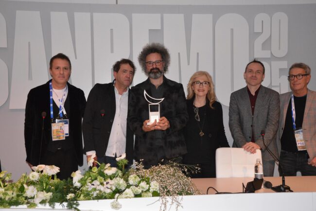 Sanremo 2025: consegnato il Premio Lunezia a Simone Cristicchi per il brano “Quando sarai piccola”