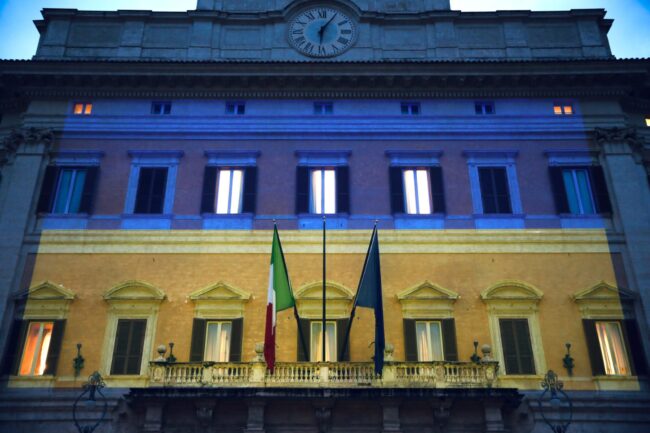 Montecitorio si illumina con i colori dell’Ucraina